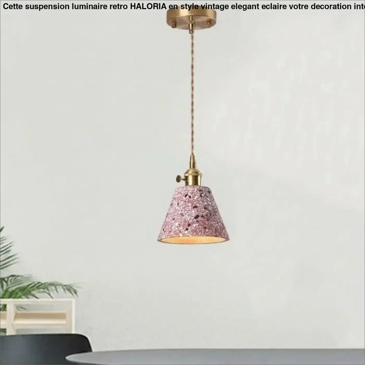 Suspension luminaire tosca affiche un pendentif mosaïque rose avec une chaîne cordon réglable et finition laiton