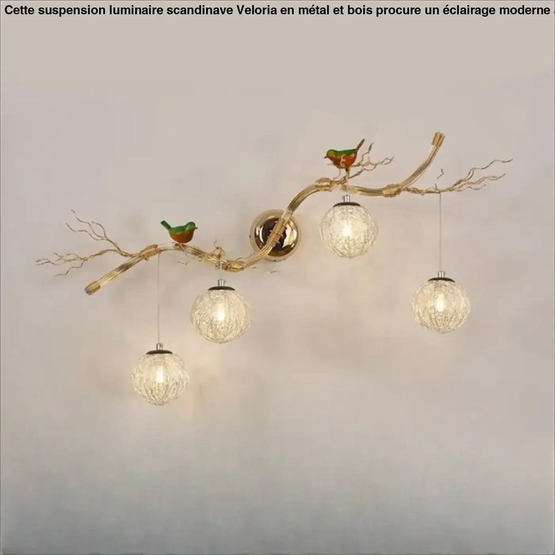 Applique murale sylvana dorée avec trois globes en verre et deux oiseaux verts pour un mur moderne