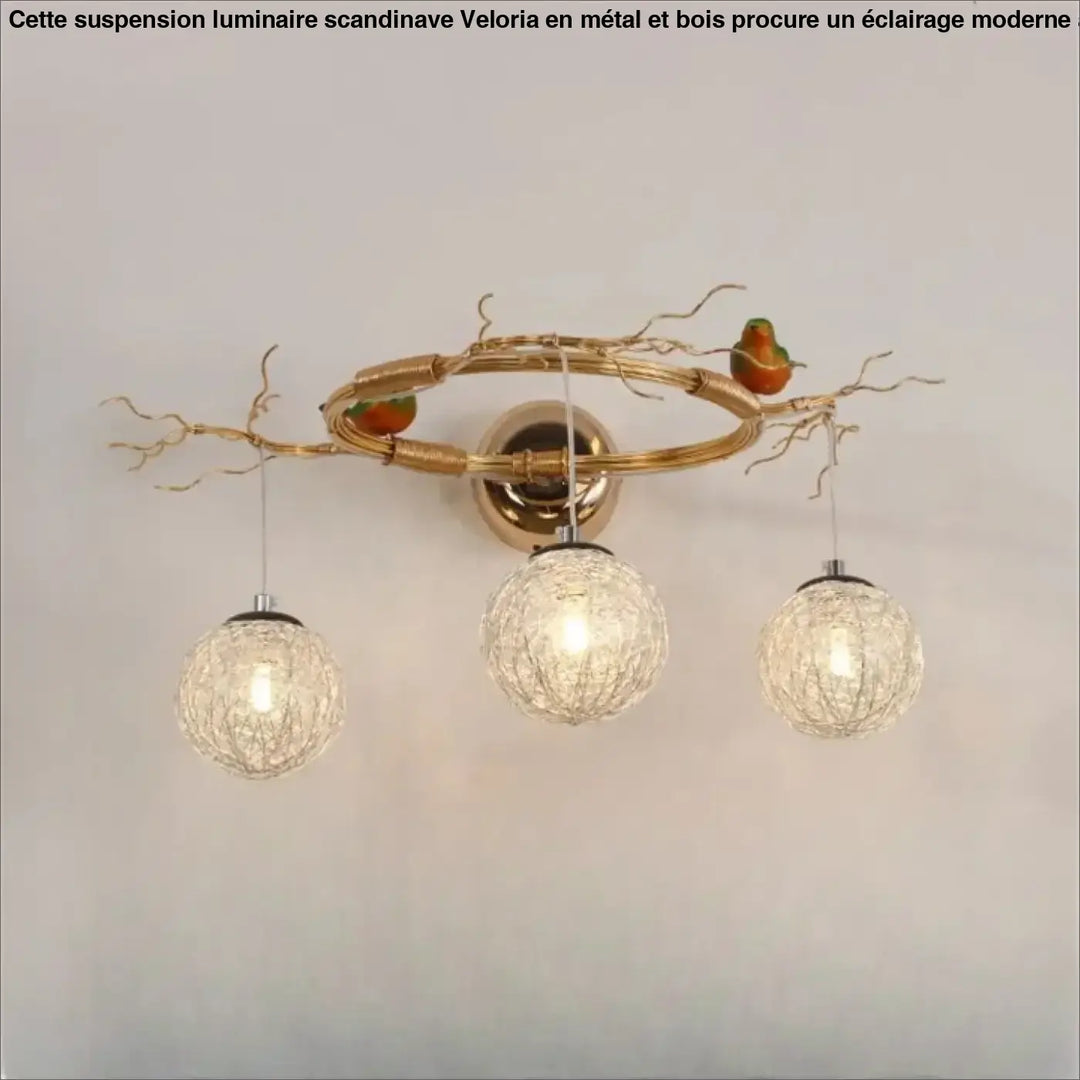 Applique murale moderne sylvana en métal doré avec trois globes en verre tissé et oiseaux décoratifs perchés