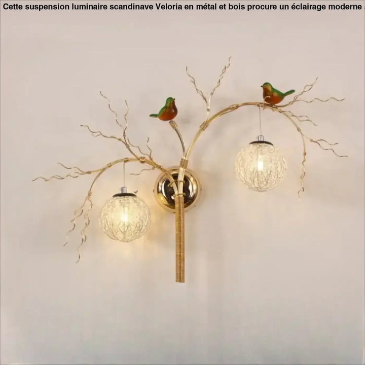 Applique murale sylvana en métal doré avec design branche orné d oiseaux verts et globes en verre tressé moderne