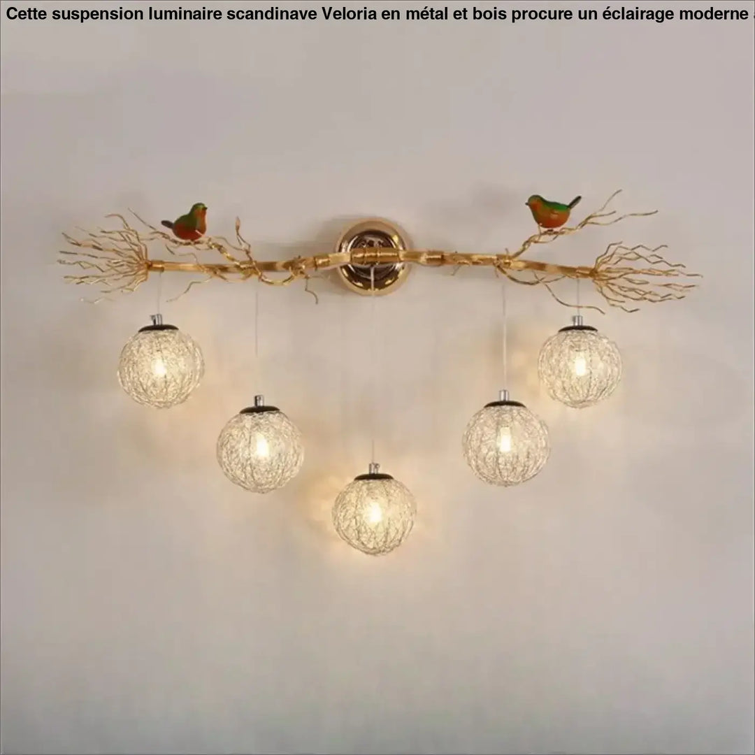 Applique murale moderne sylvana en métal doré avec design arbre et oiseaux verts et orange tenant des globes lumineux
