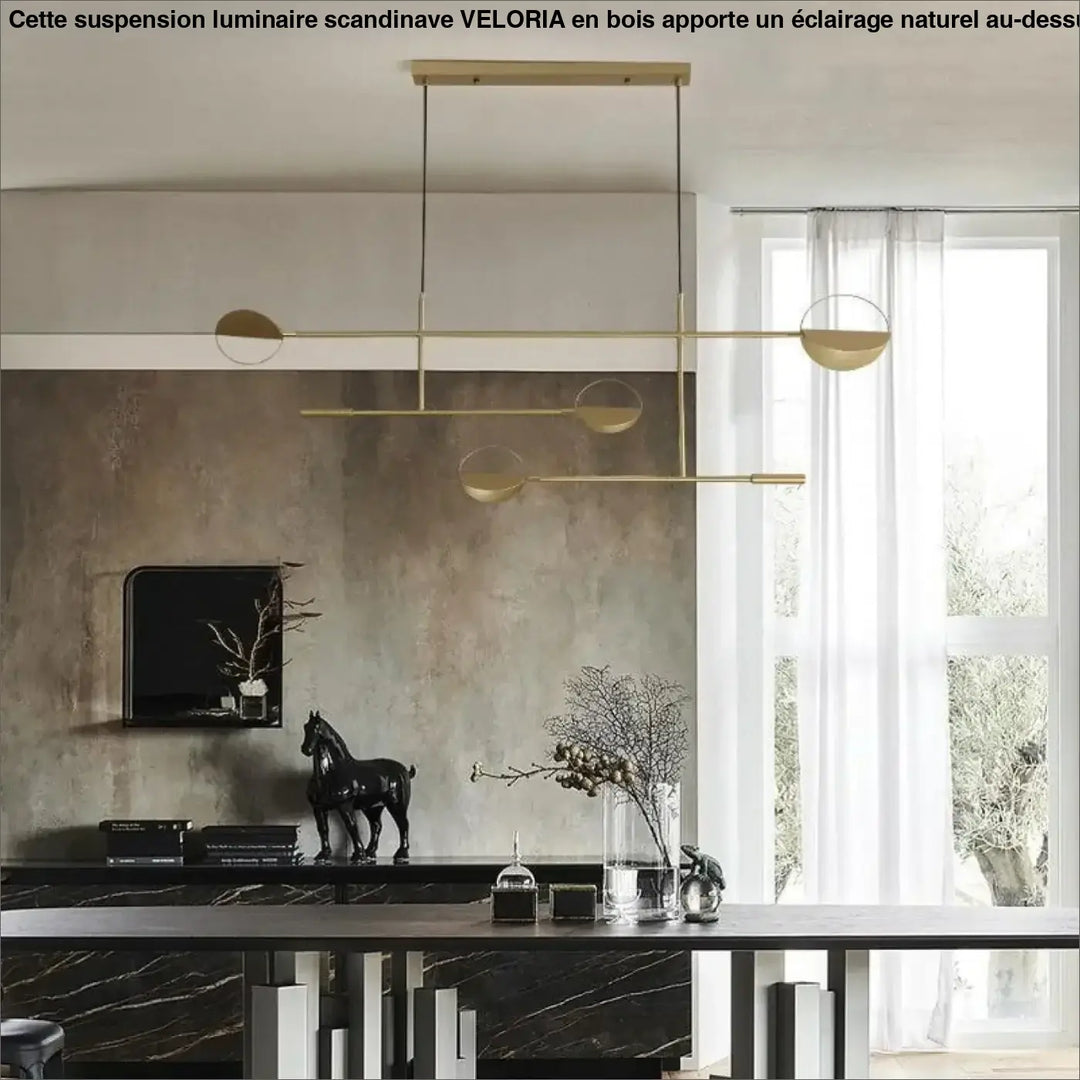 Suspension luminaire scandinave en laiton moderne avec barres horizontales élégantes et trois abat-jours en verre semi-sphériques veloria