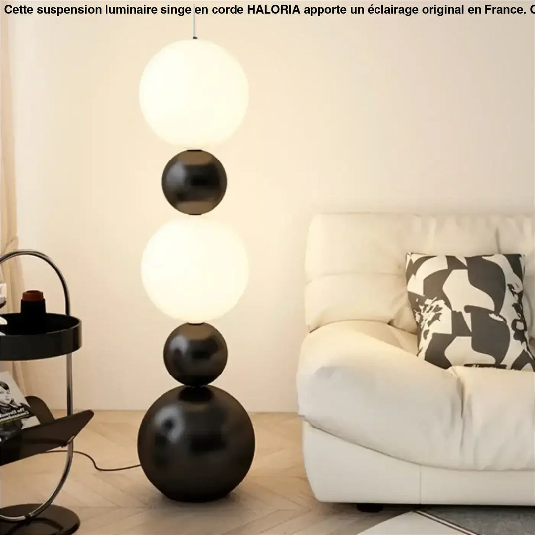 Lampadaire maitora minimaliste chic avec boules lumineuses blanches et noires empilées pour décoration intérieure