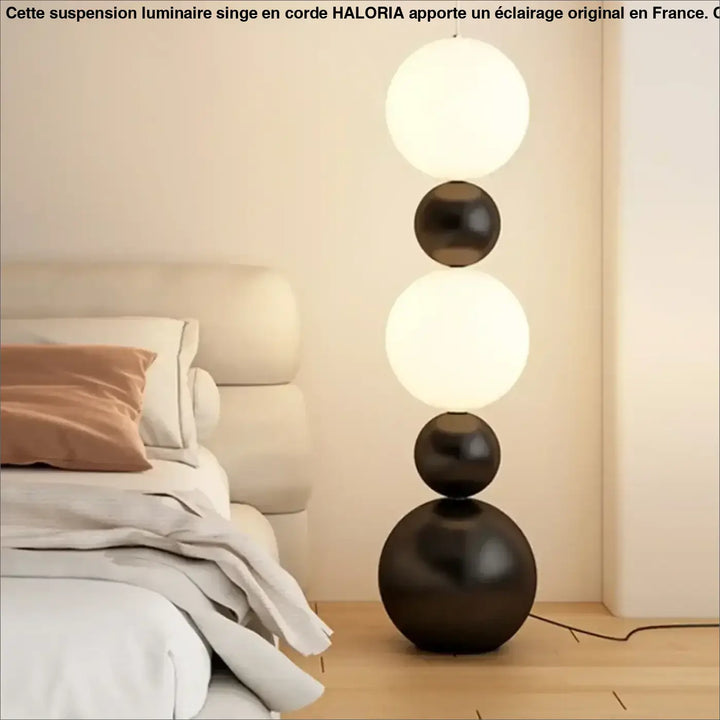Lampadaire maitora minimaliste chic avec quatre boules lumineuses empilées blanc brillant et noir mat pour décoration intérieure