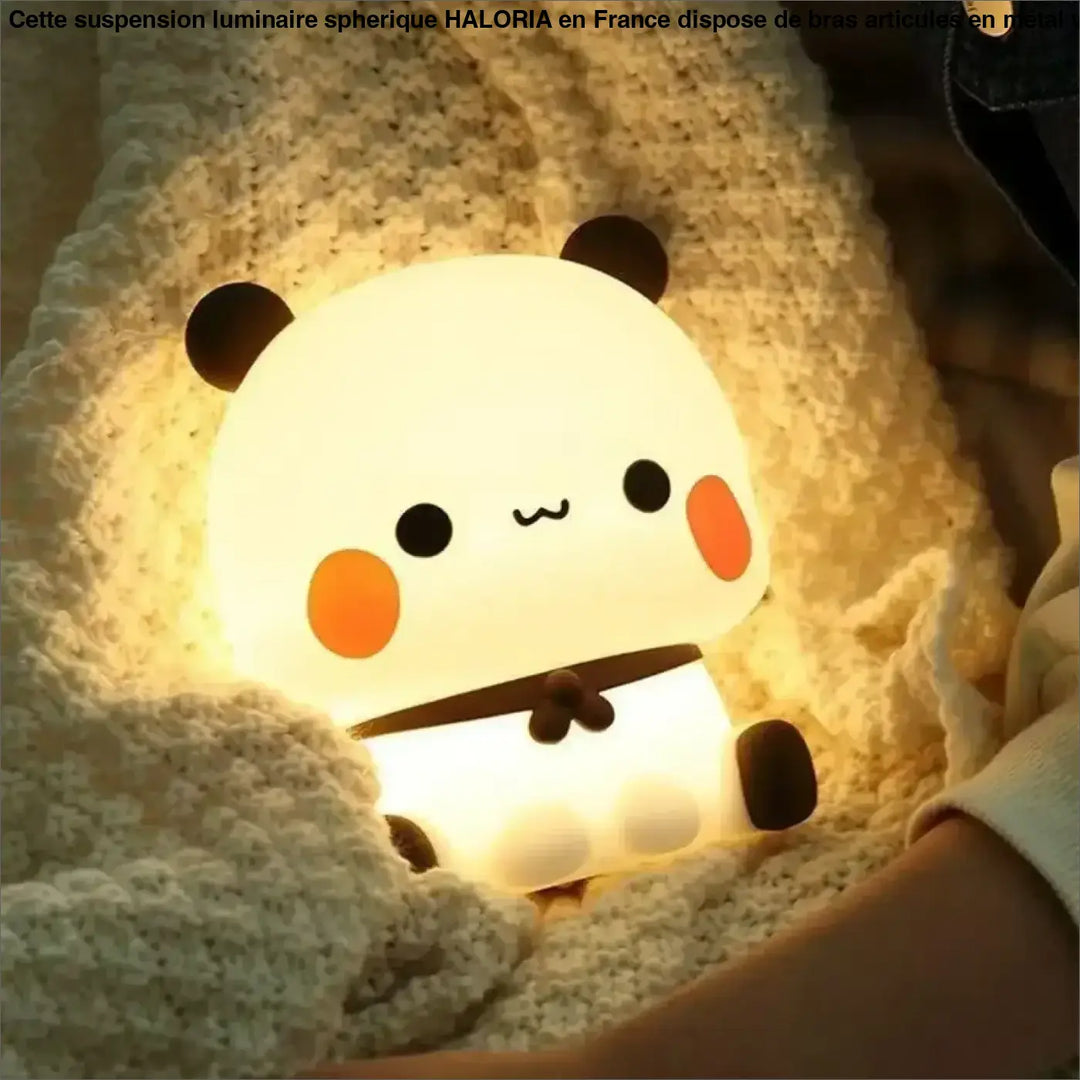 Veilleuse panpan en forme de panda blanc avec oreilles noires joues orange et ceinture marron offrant une lumière douce chez soi