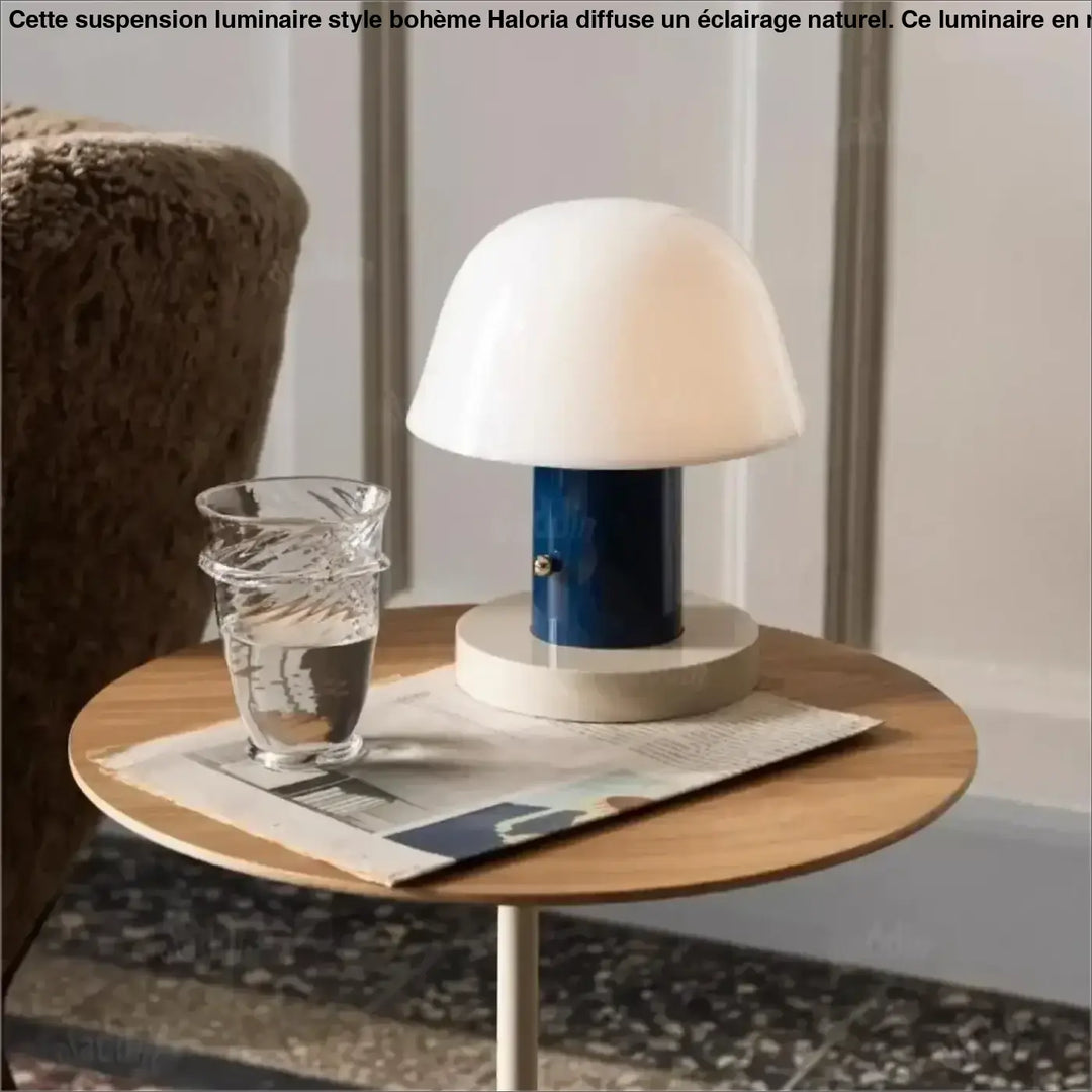 Lampe de chevet laounia avec dôme translucide blanc et base bleue pour un chevet minimaliste et une lumière pensée