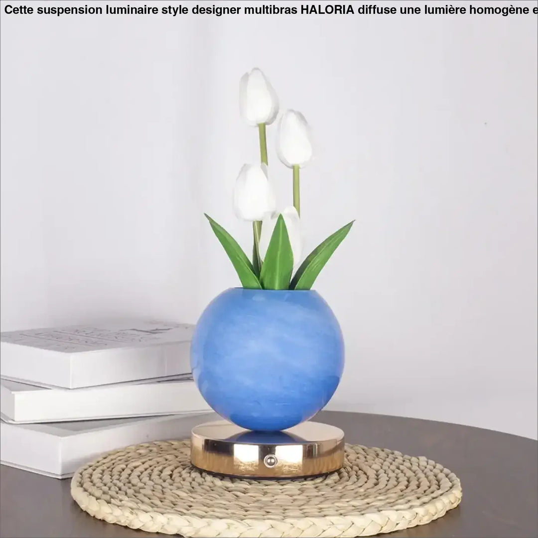 Lampe de table tulyna avec vase en céramique bleu sphérique, tulipes blanches, feuilles vertes, base magnétique dorée comme source lumineuse