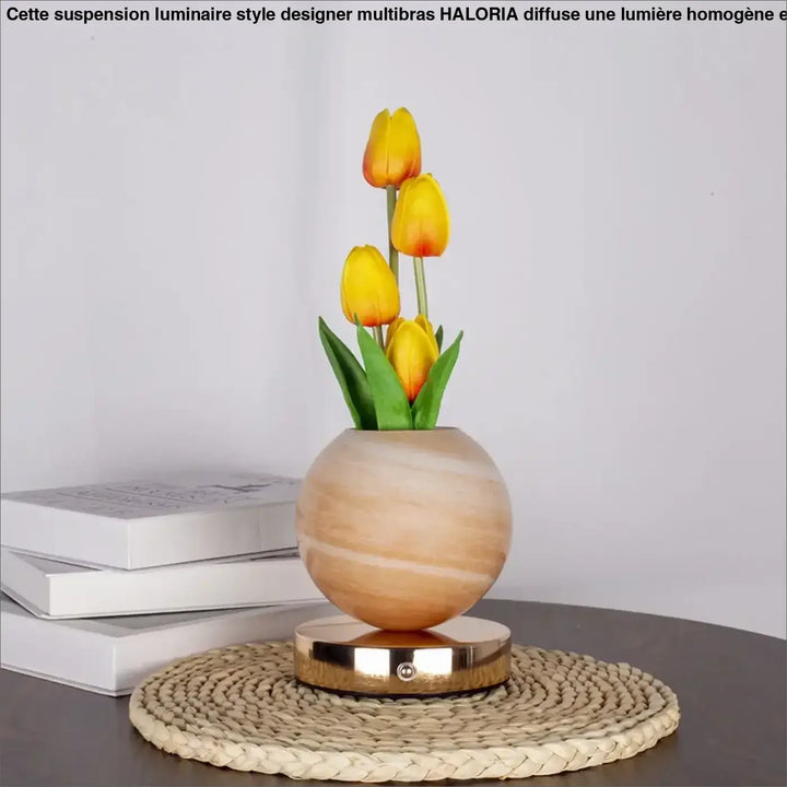 Lampe de table Tulyna en bois sphérique clair avec tulipes jaunes offrant une source lumineuse décorative