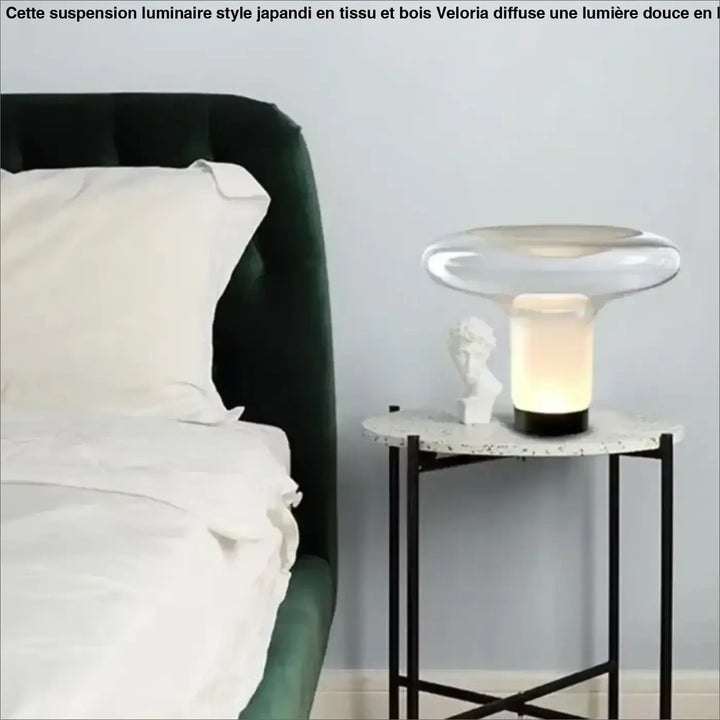 Lampe de table mushia en verre soufflé avec silhouette champignon et lumière chaude pour un design moderne