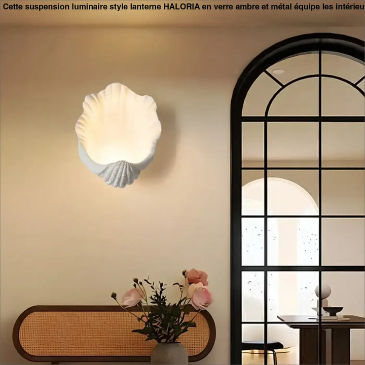 Applique murale akora blanche en forme de coquille marine avec un éclat doux pour un murale design élégant