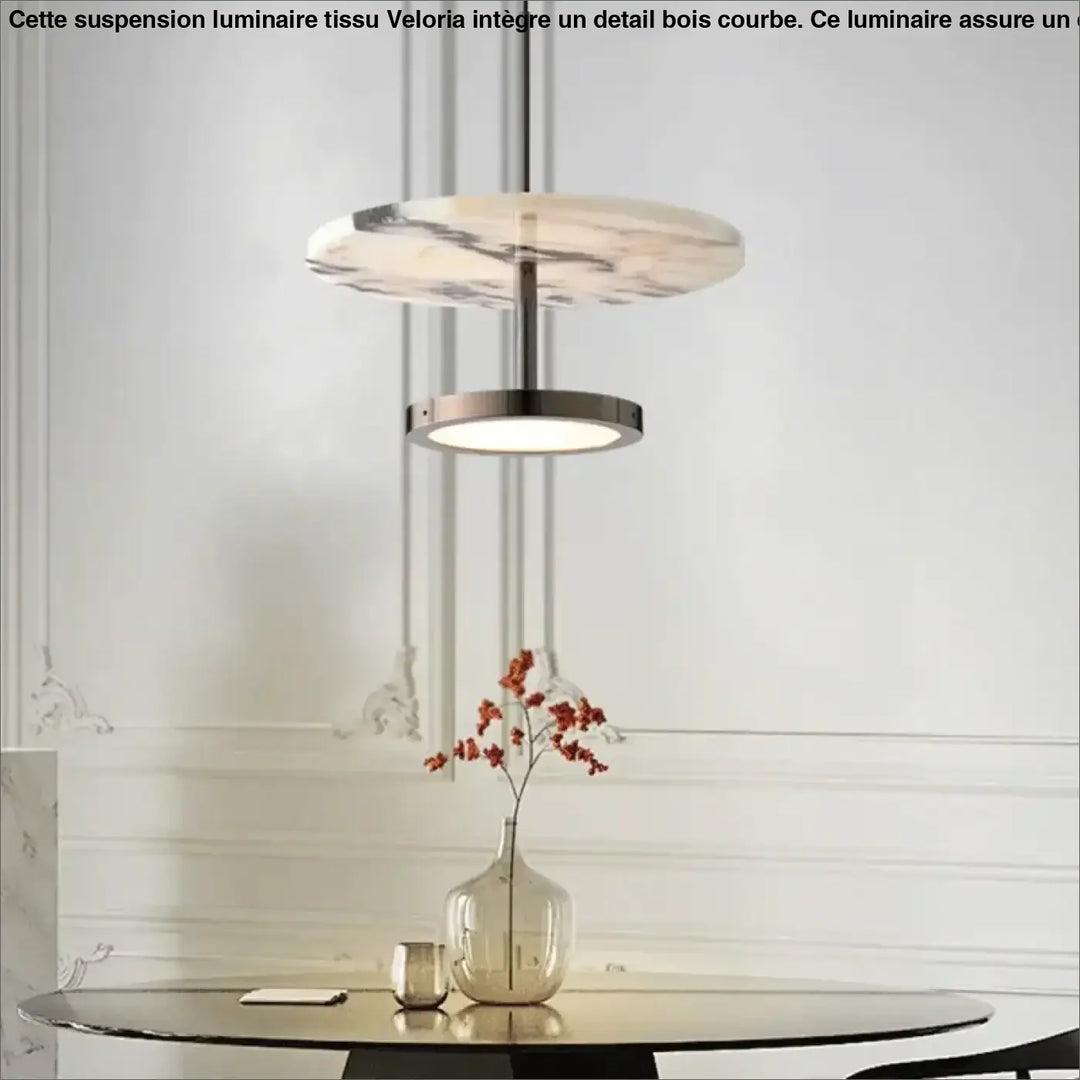 Suspension luminaire tissu veloria avec detail bois courbe en cadre métallique poli et marbre blanc veiné gris sur tier supérieur