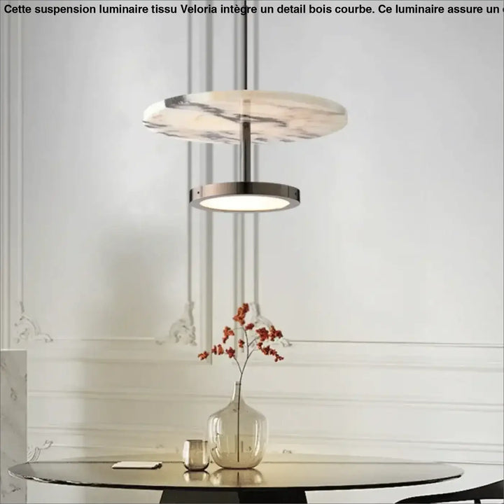 Suspension luminaire tissu veloria avec detail bois courbe en cadre métallique poli et marbre blanc veiné gris sur tier supérieur