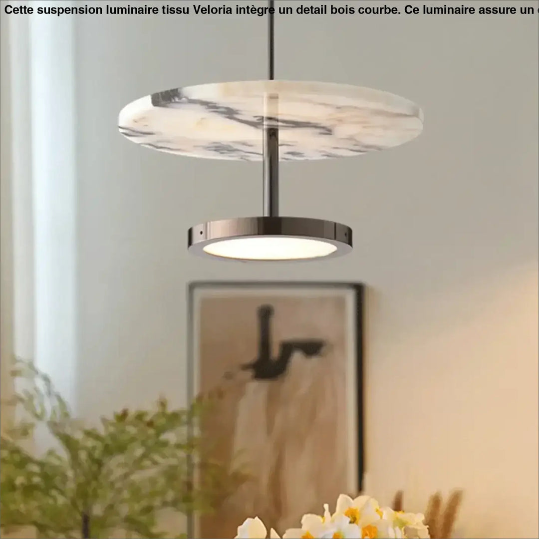 Suspension luminaire tissu veloria avec détail bois courbe, abat-jour disque marbre blanc et gris, base métallique élégante