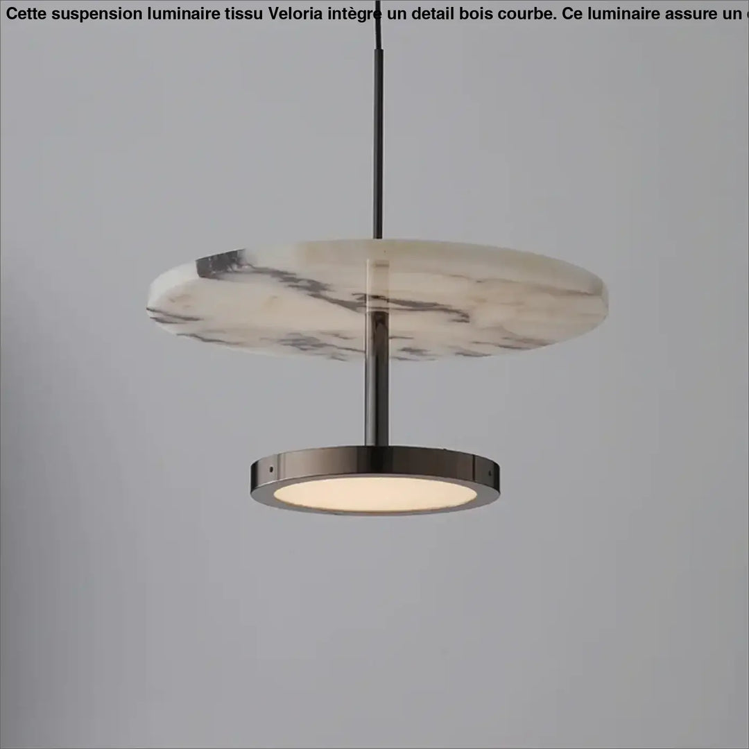 Suspension luminaire tissu veloria avec disc en marbre blanc nervuré et détail bois courbe au-dessus danneau métallique lumineux
