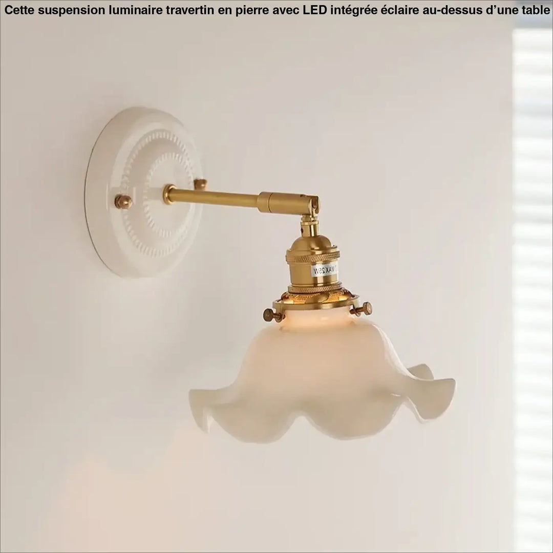Luminaire travertin au-dessus d’une table avec une applique murale vintage en laiton et abat-jour en verre ivoire festonné
