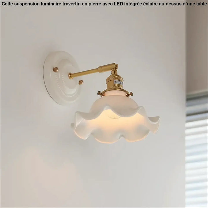 Suspension luminaire travertin aurelia avec abat-jour en verre translucide ruffled pour usage au-dessus d’une table ou d’un coin salon