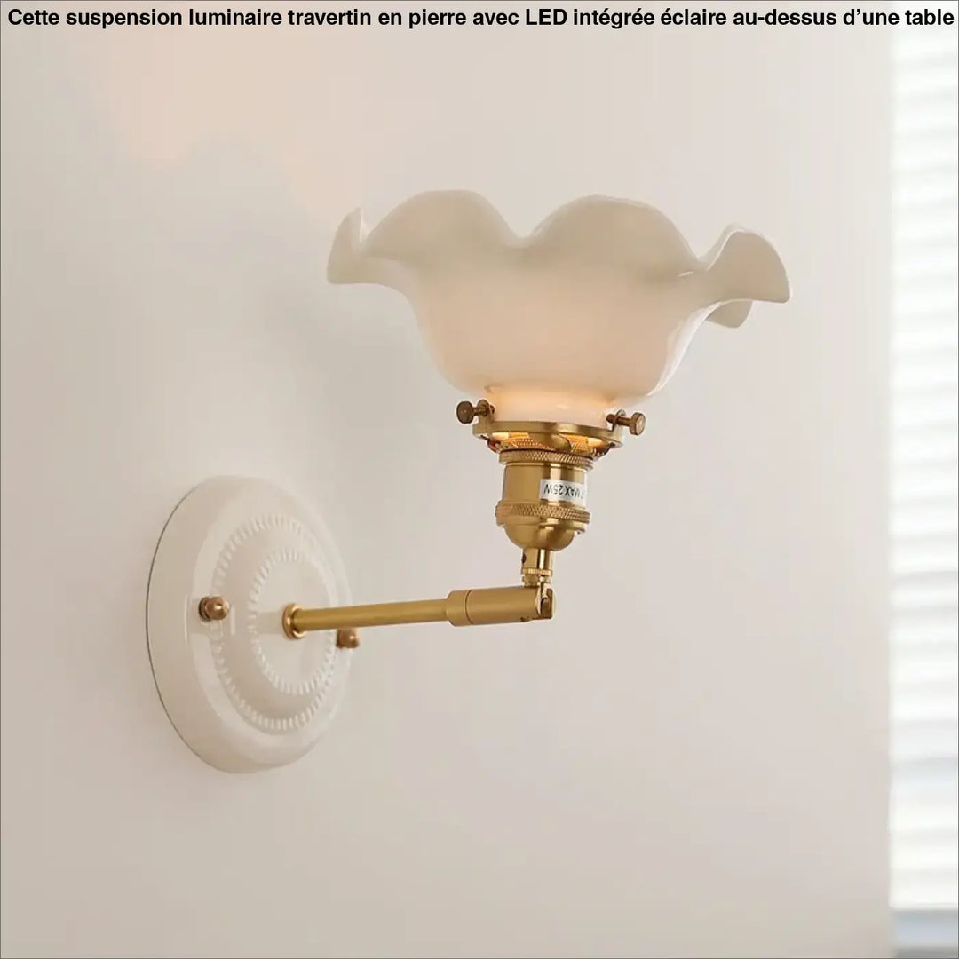 Luminaire travertin au-dessus d’une table avec une applique murale vintage en laiton et abat-jour en verre scallopé écru