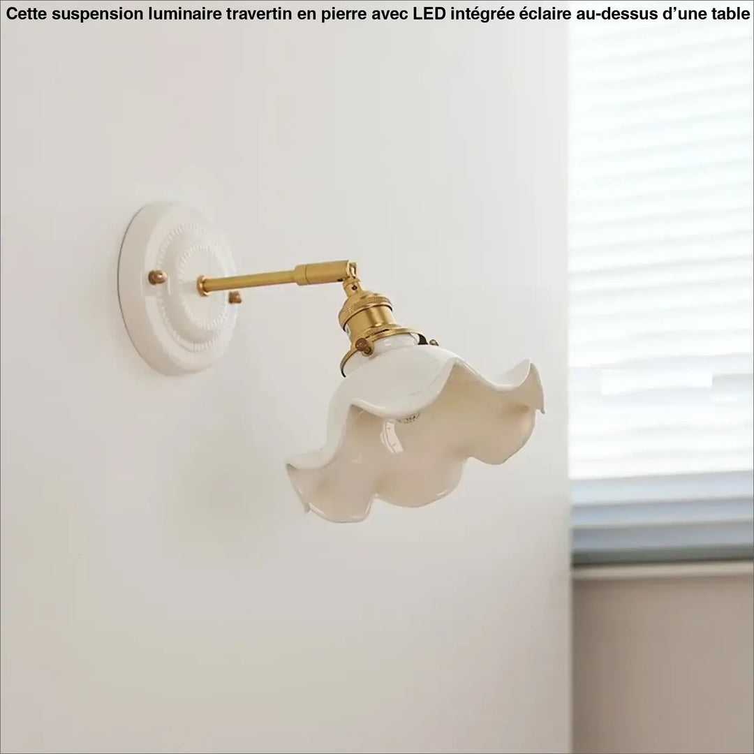 Luminaire travertin murale aurelia avec bras metal dore et abat-jour en verre cannelé pour au-dessus d’une table ou d’un coin salon