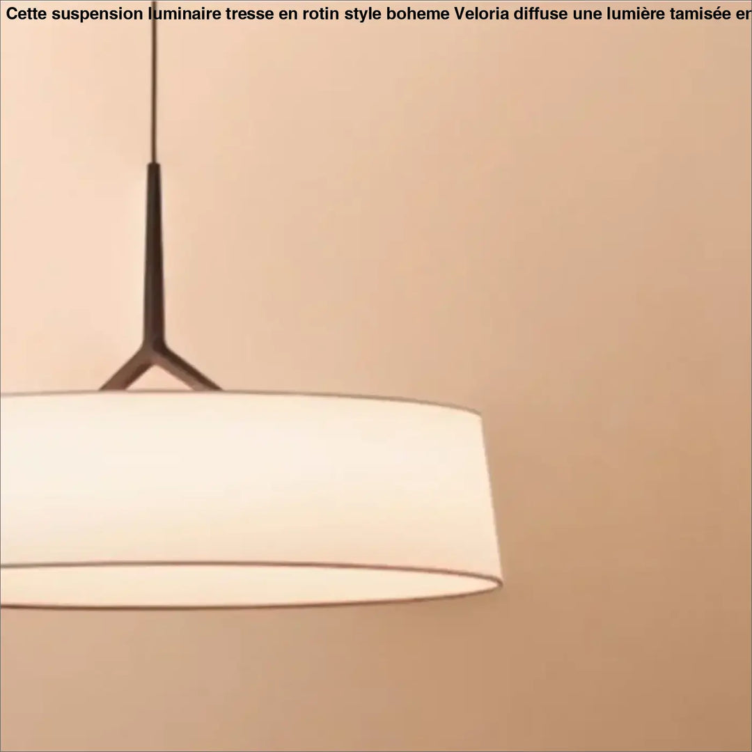 Suspension luminaire tresse avec abat-jour cylindrique en tissu blanc et structure noire en métal rotin style boheme veloria