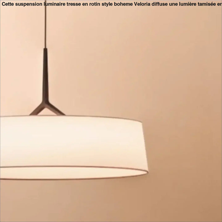 Suspension luminaire tresse avec abat-jour cylindrique en tissu blanc et structure noire en métal rotin style boheme veloria
