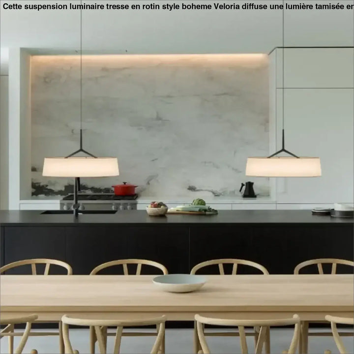 Suspension luminaire tresse rotin style boheme avec cadres métalliques noirs et abat-jours rectangles blancs au-dessus d’une table à manger minimaliste
