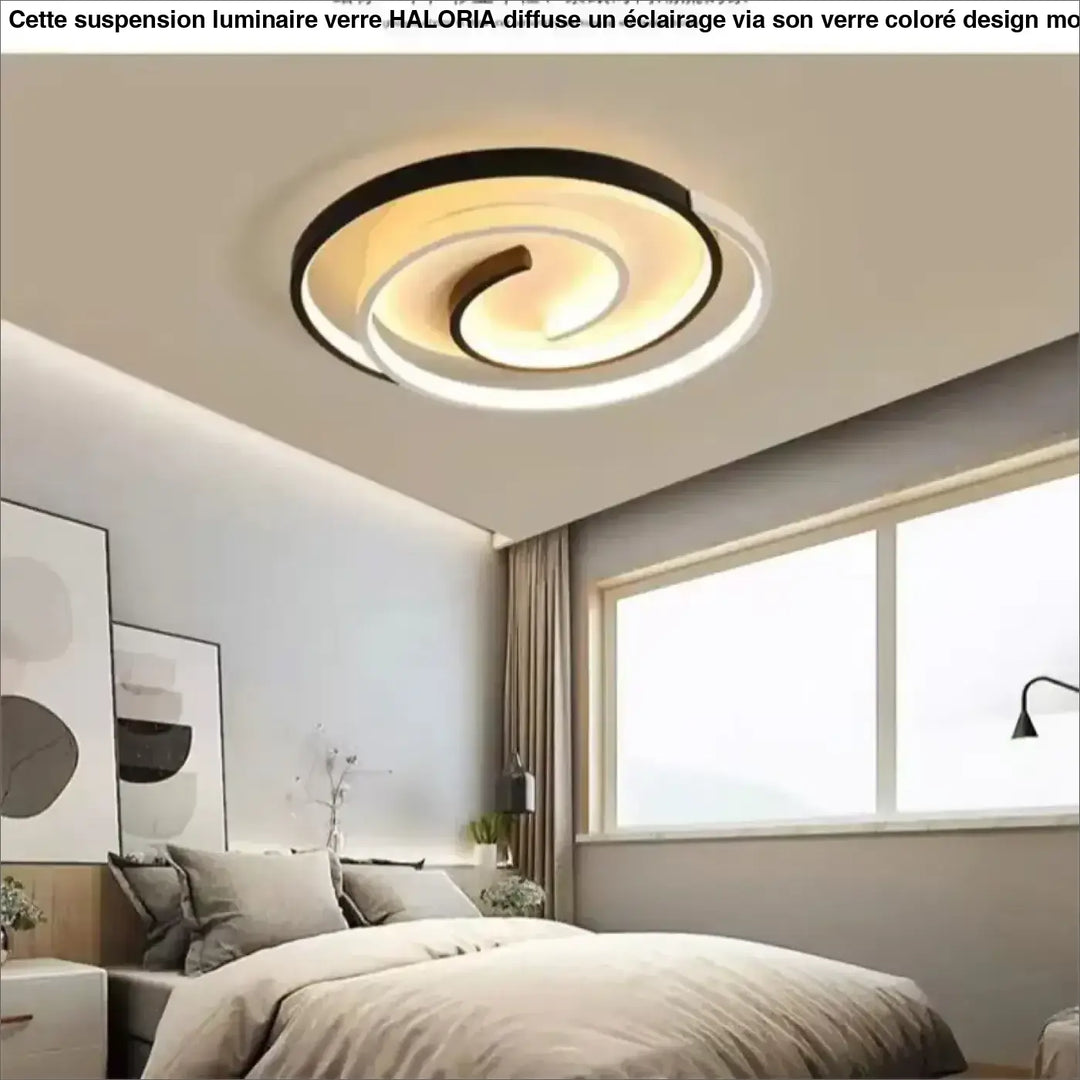 Plafonnier LED moderne mêlant formes carrées et spirale fluide

