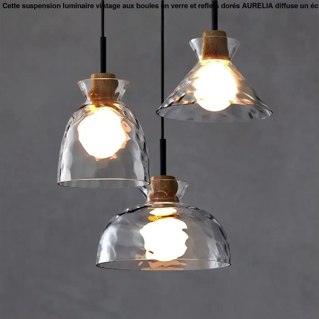 Trois suspensions luminaires tukai avec abat-jour en verre transparent texturé et accents en liège naturel