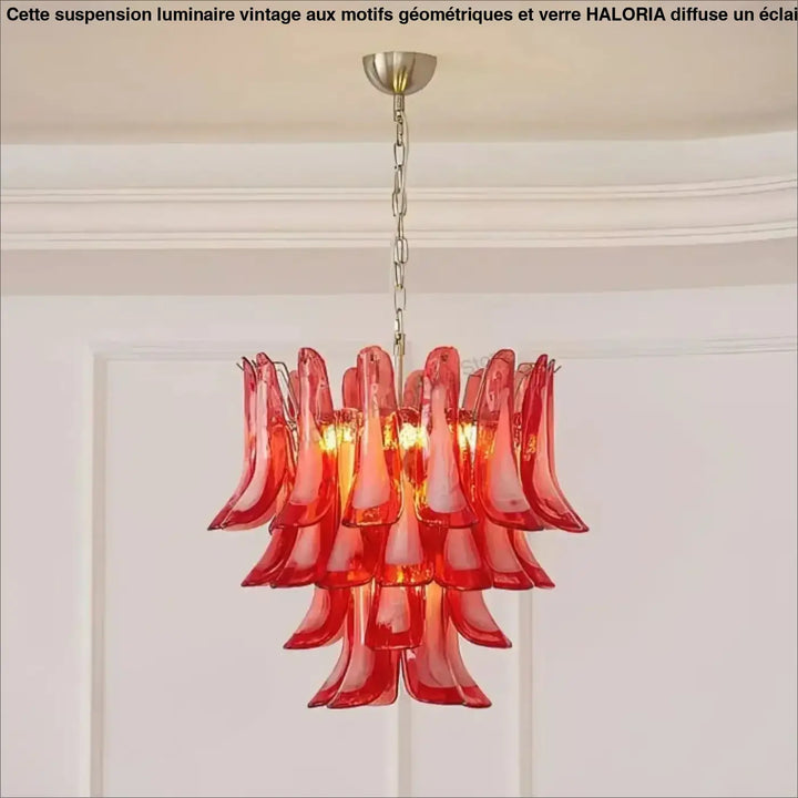 Suspension luminaire vandis en verre sculpté rouge vibrant avec effet cascade et chaîne en laiton poli