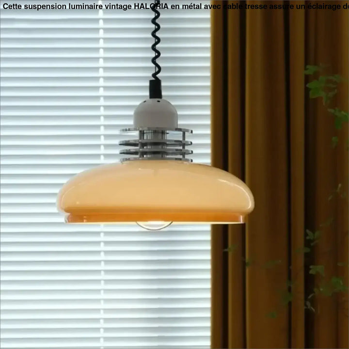 Suspension vintage en verre opalin crème au design rétro chic