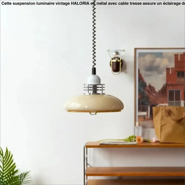 Suspension vintage en verre opalin crème au design rétro chic
