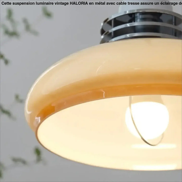 Suspension vintage en verre opalin crème au design rétro chic