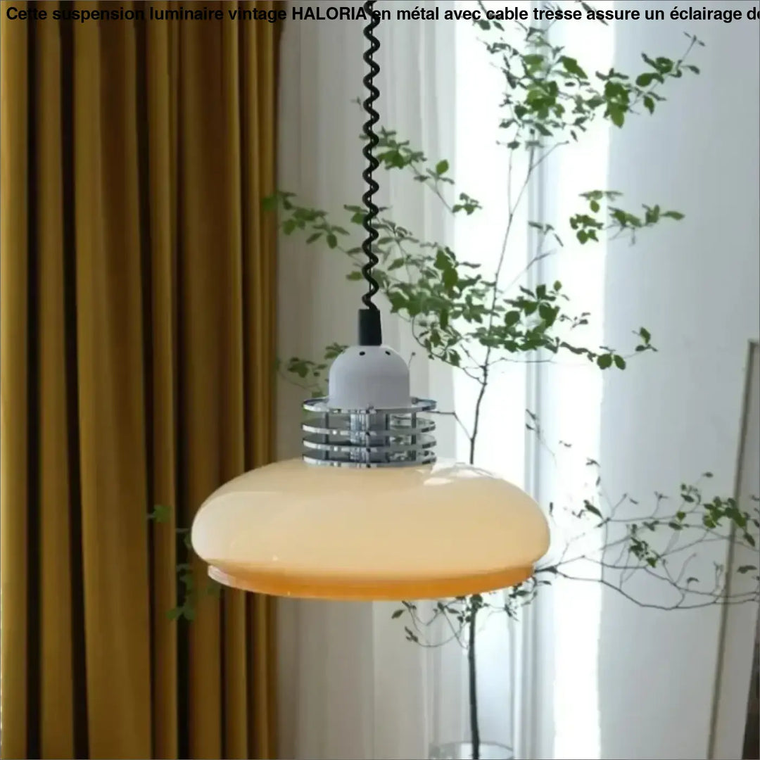 Suspension vintage en verre opalin crème au design rétro chic