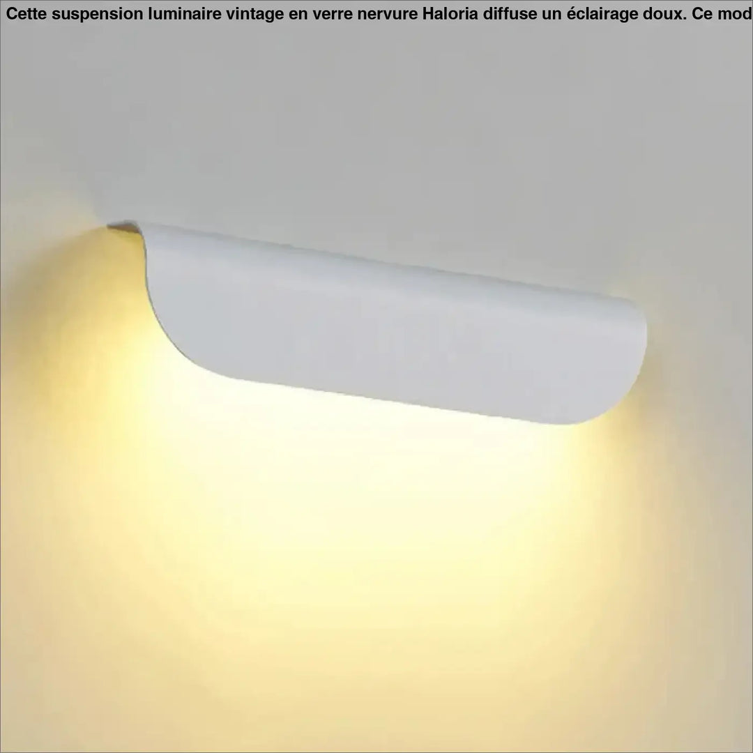 Applique murale minimaliste blanche en forme courbée avec lumière jaune chaude modèle nox design épuré mural