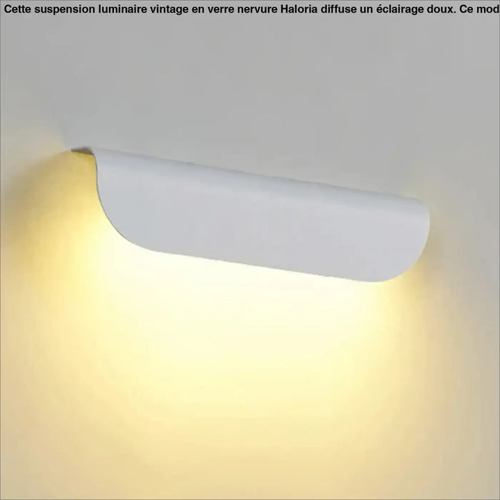 Applique murale minimaliste blanche en forme courbée avec lumière jaune chaude modèle nox design épuré mural