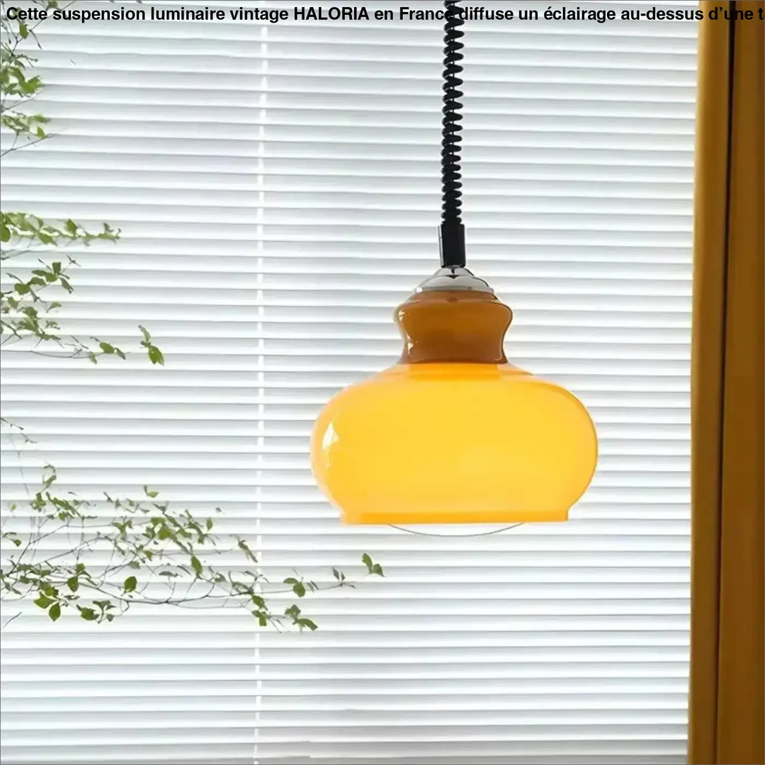 Suspension luminaire bauhaus avec abat-jour en verre ambré arrondi et cordon noir en spirale pour luminaire épurée