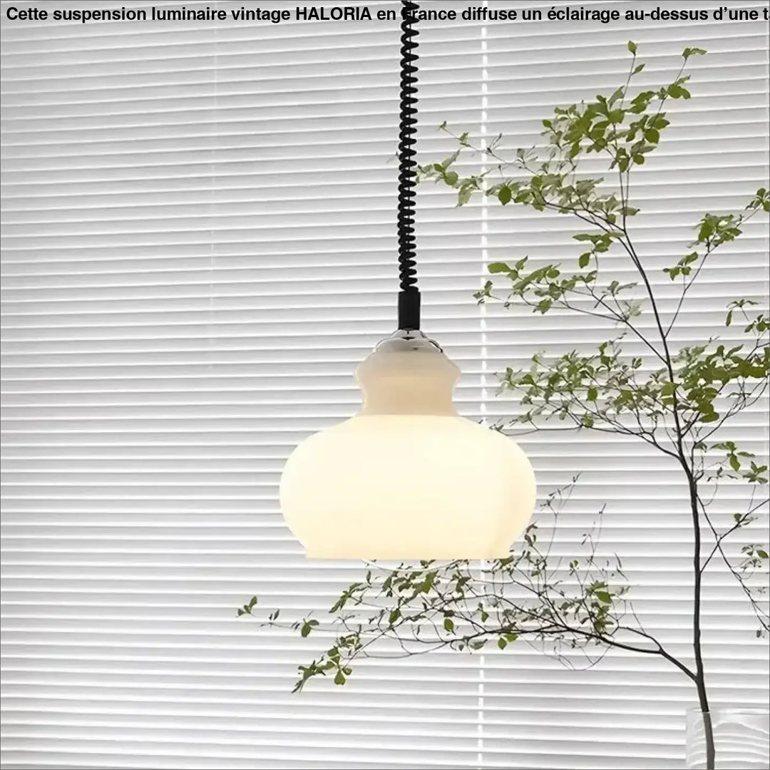 Suspension luminaire bauhaus en verre dépoli crème avec cordon noir en spirale et design rond épuré
