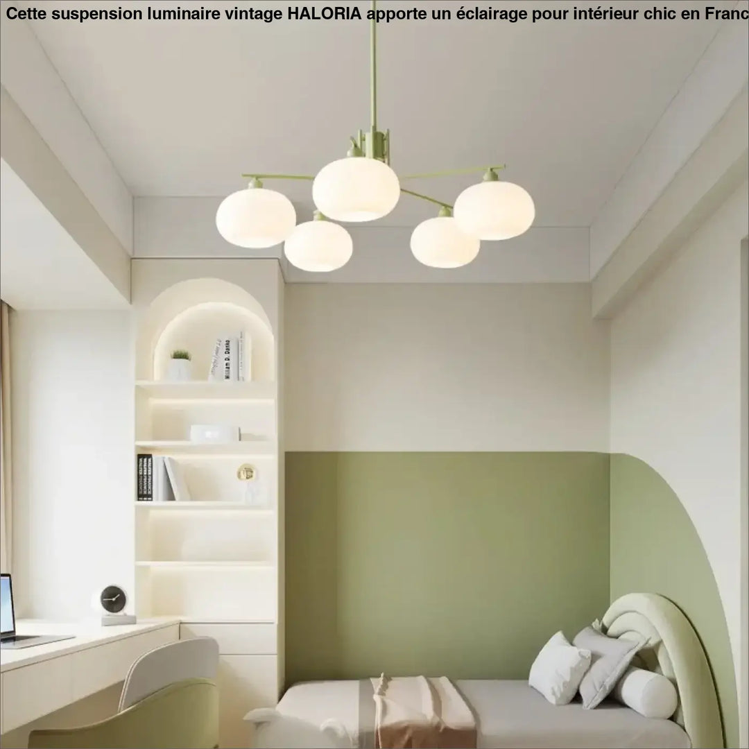 Suspension luminaire raffinée antiki avec cinq globes en verre dépoli et structure en métal vert pastel mat