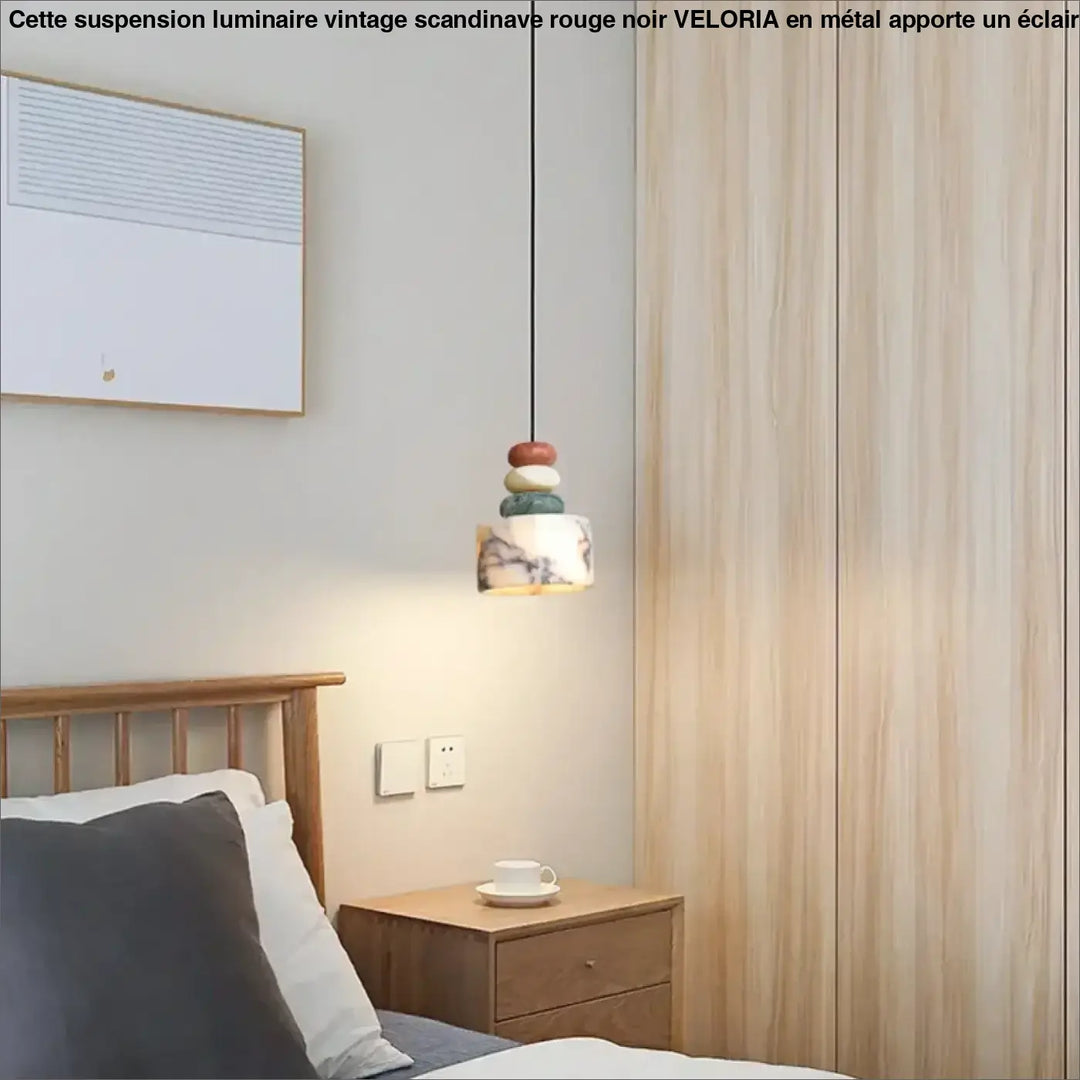 Suspension luminaire noir et blanc avec 3 boules colorées