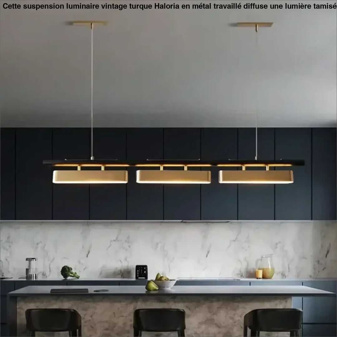 Suspension linéaire declina avec trois plaques dorées rectangulaires éclairées au-dessus dîlot de cuisine moderne