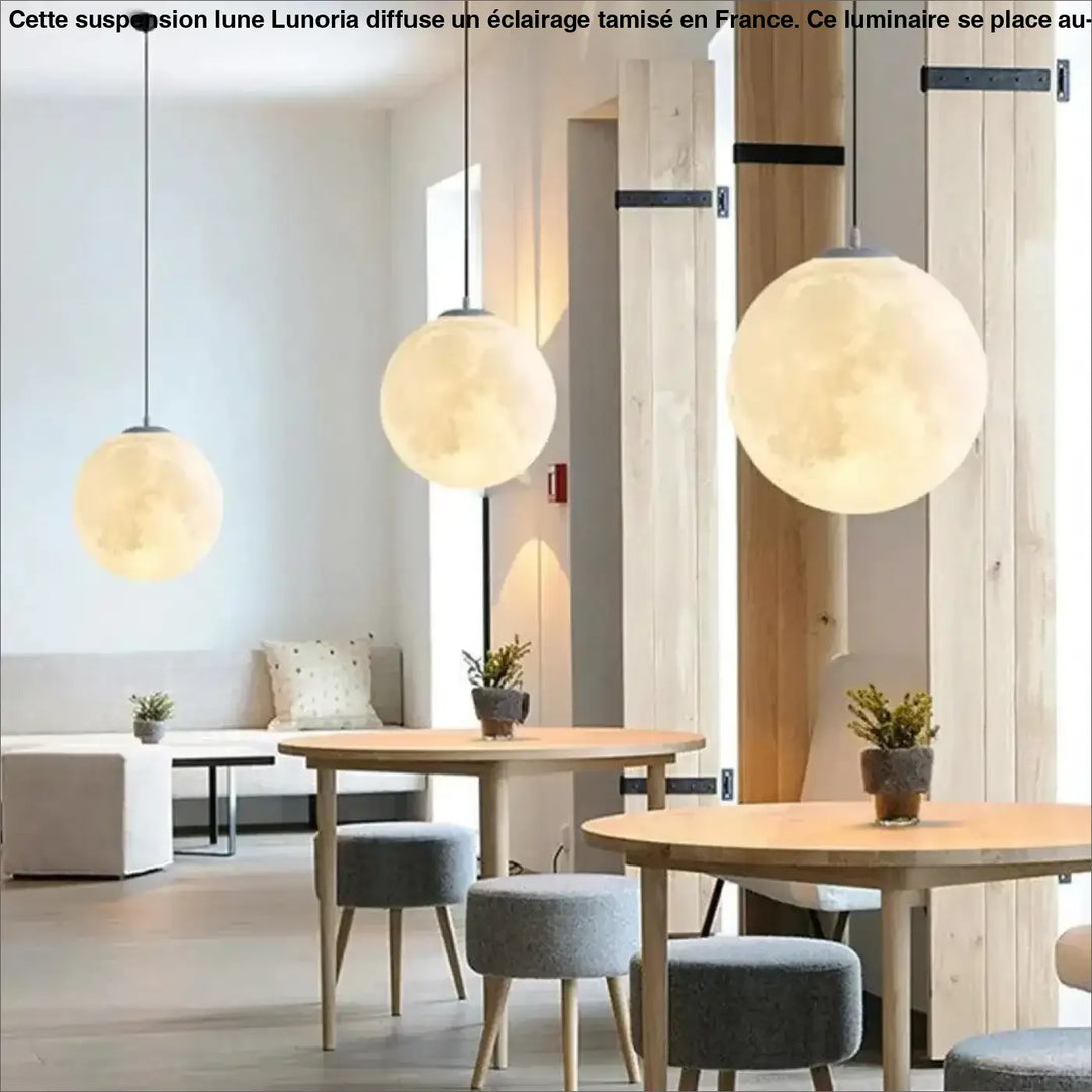 Suspension Lune lune en verre texturé avec lumière chaude suspendue au-dessus d’une table dans un coin salon moderne