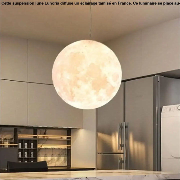 Suspension lune lunoria lumineuse en forme de lune détaillée avec cratères pour éclairer au-dessus d’une table ou d’un coin salon