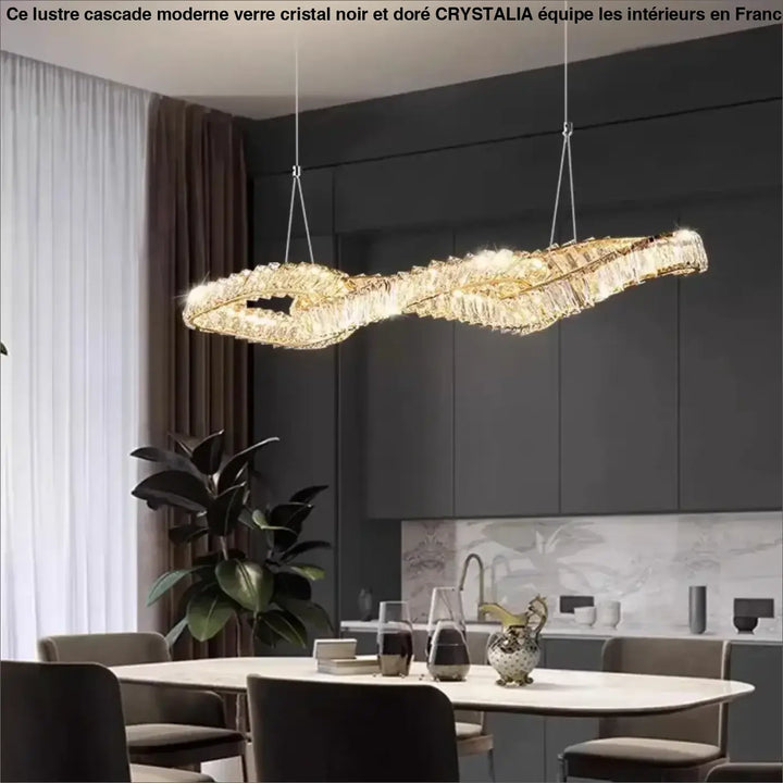 Suspension design en cristal doré pour salon moderne élégant