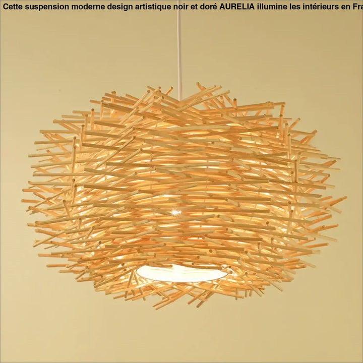 Suspension moderne design artistique noire et dorée en bambou naturel tissé de forme sphérique chaleureuse aurelia