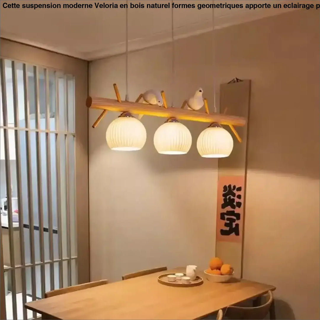 Suspension moderne en bois naturel formes geometriques avec abat-jours globes blancs striés et oiseaux décoratifs