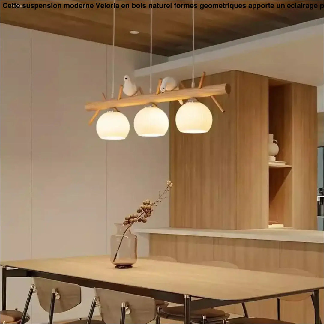 Suspension moderne en bois naturel formes geometriques avec trois globes en verre dépoli et figurines d’oiseaux en céramique blanche