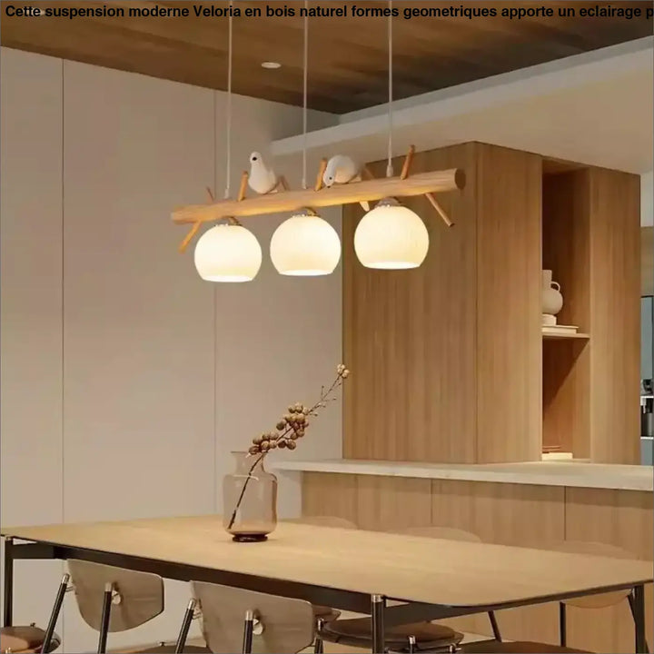 Suspension moderne en bois naturel formes geometriques avec trois globes en verre dépoli et figurines d’oiseaux en céramique blanche