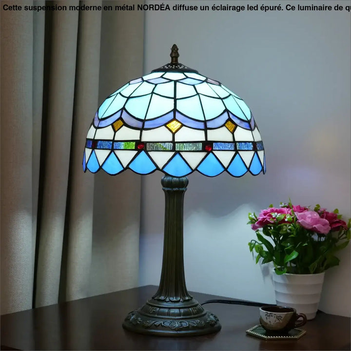 Lampe de table nanih avec abat-jour en vitrail bleu blanc or style tiffany sur base bronze orné