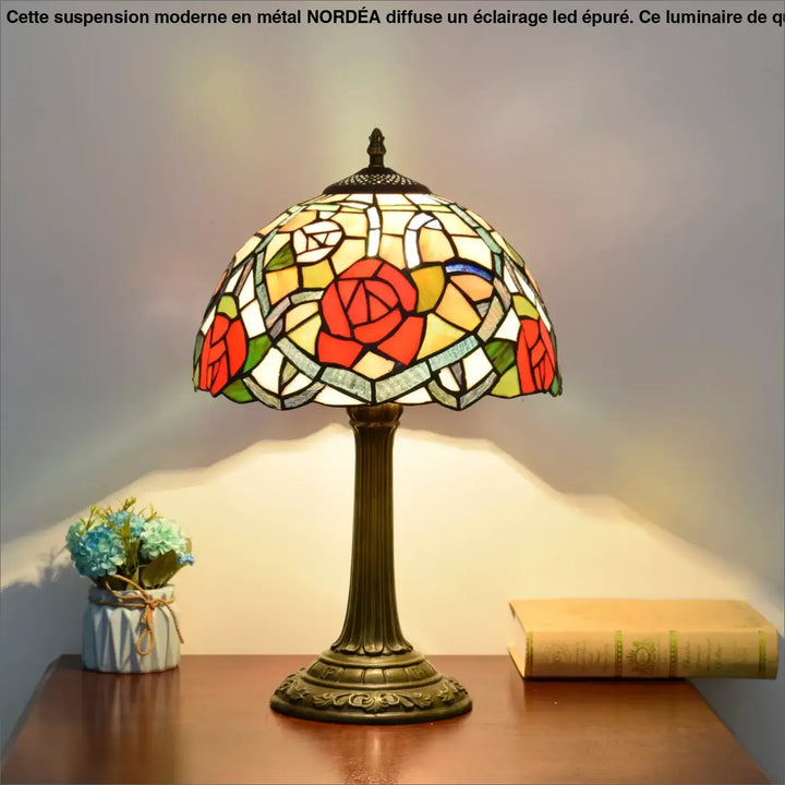 Lampe de table nanih avec abat-jour en vitrail style vintage ornée de roses rouges et feuillages verts