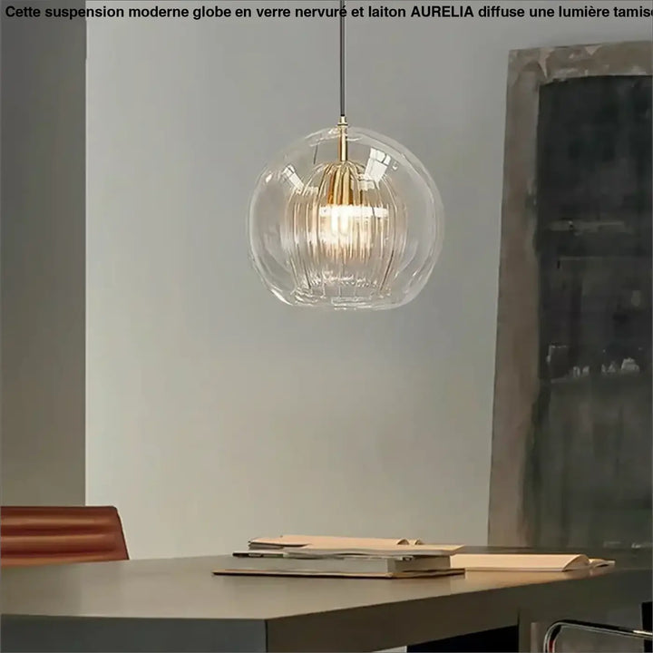 Suspension moderne globe en verre nervuré et laiton


