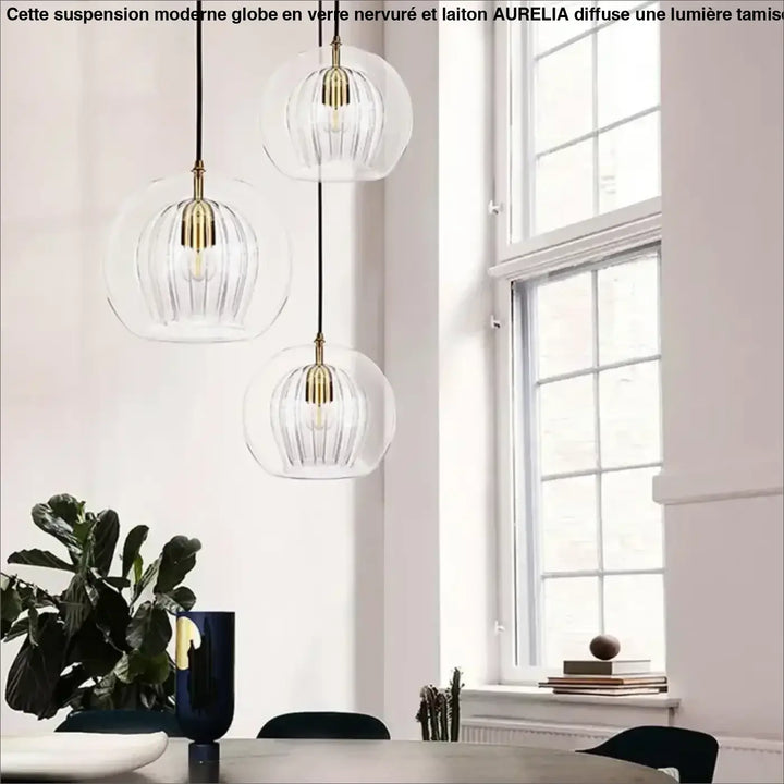 Suspension moderne globe en verre nervuré et laiton

